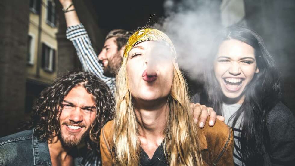 Alkohol und Zigaretten: Darum rauchen wir auf Partys